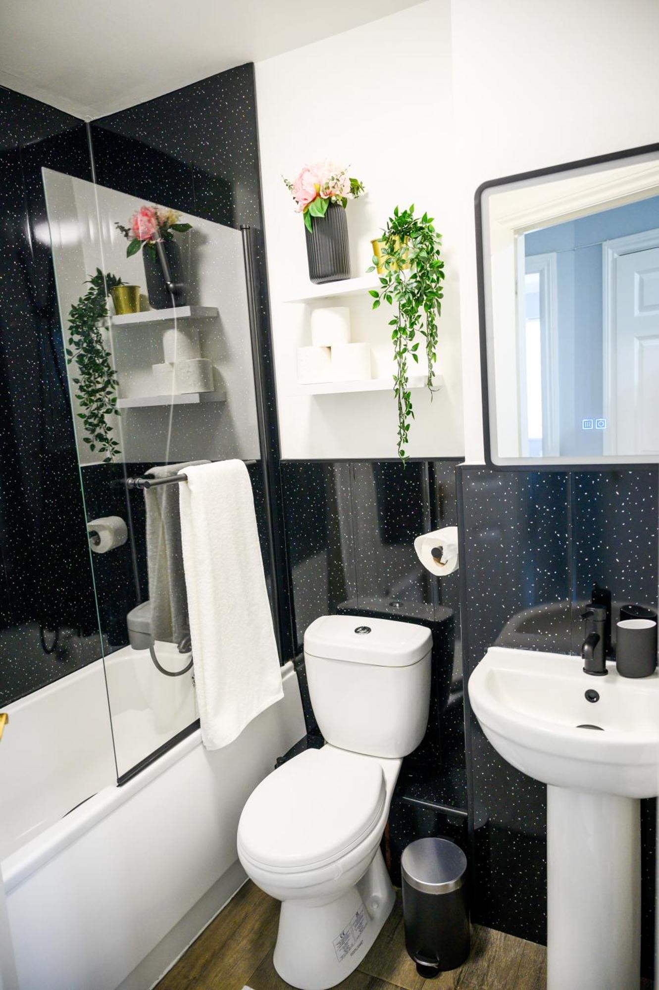 2 Bedroom 2 Bath Ensuite With Gated Parking *