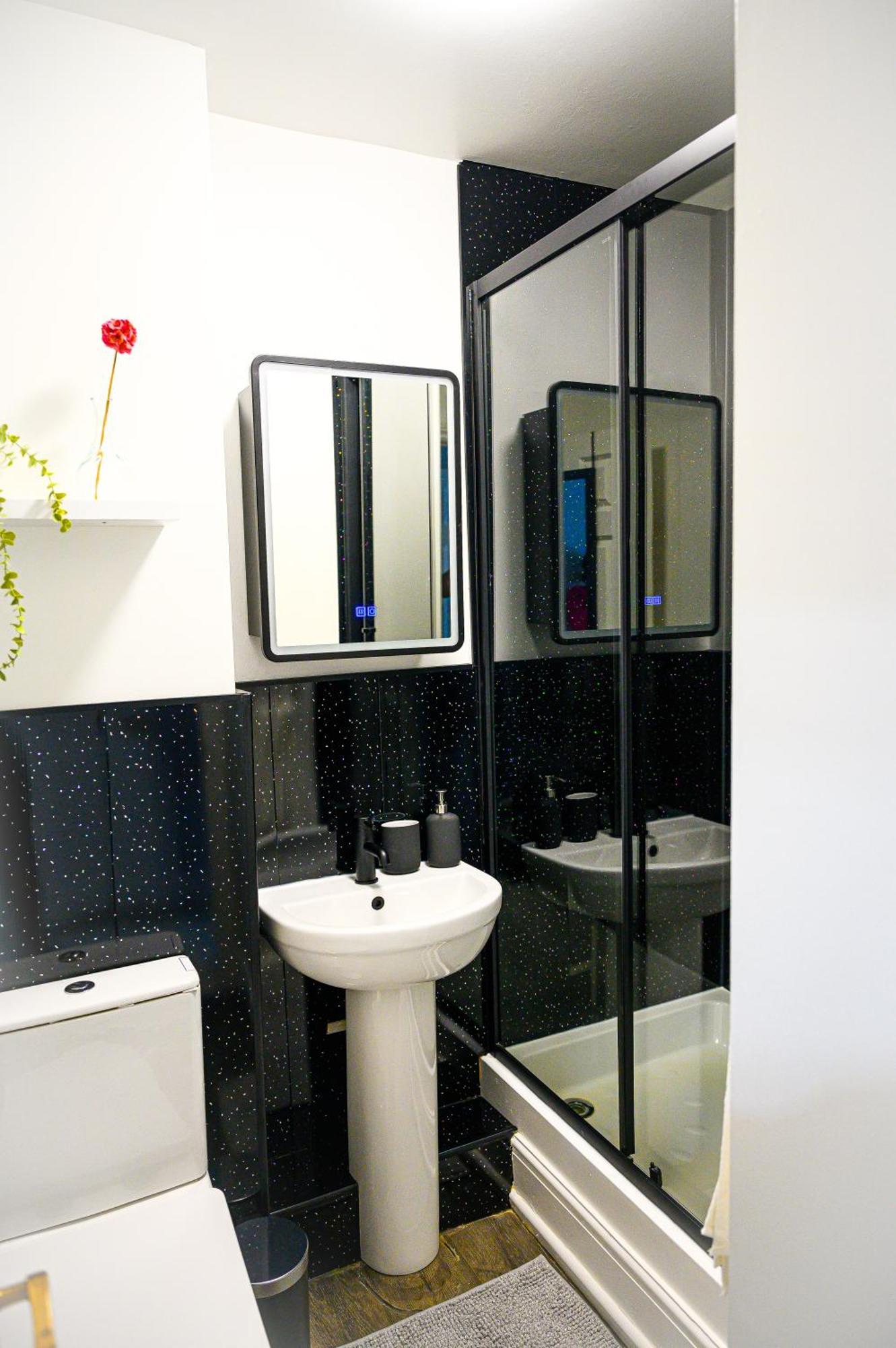 Apartment 2 Bedroom 2 Bath Ensuite With Gated Parking New Barnet
