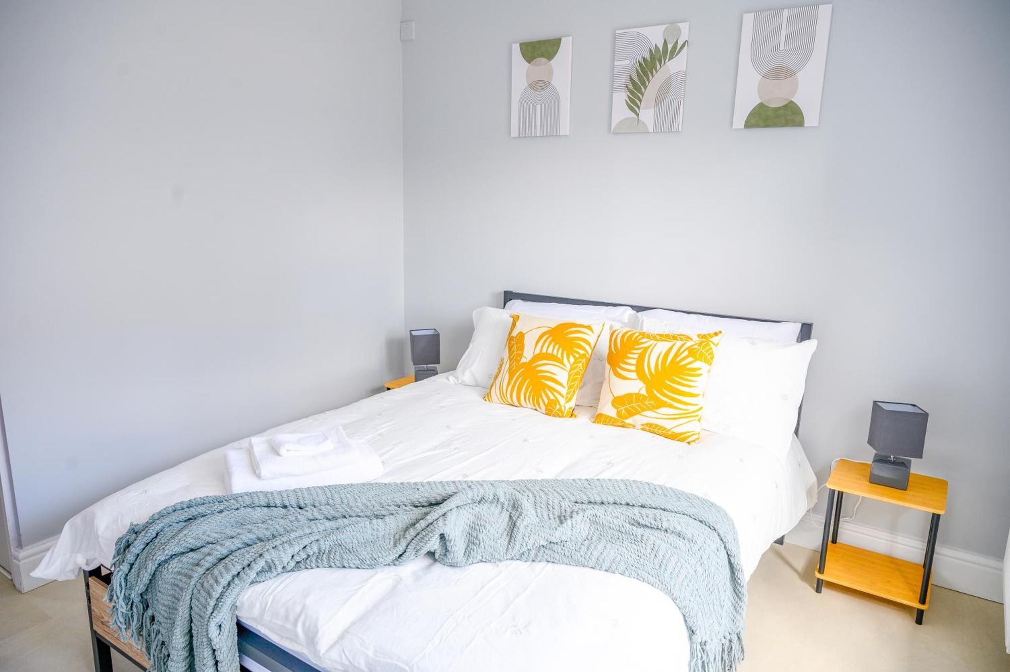 Apartment 2 Bedroom 2 Bath Ensuite With Gated Parking New Barnet