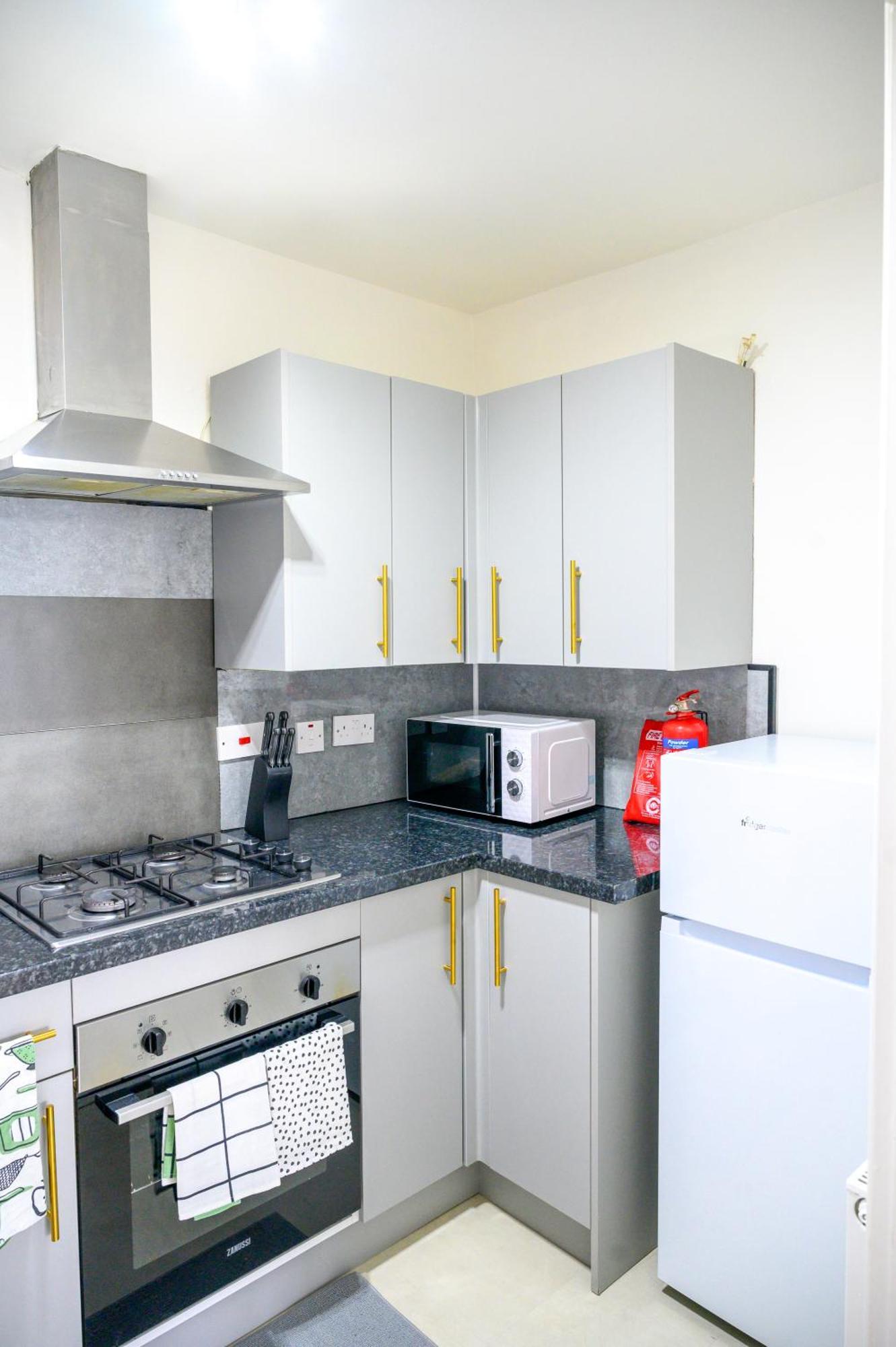 2 Bedroom 2 Bath Ensuite With Gated Parking * New Barnet