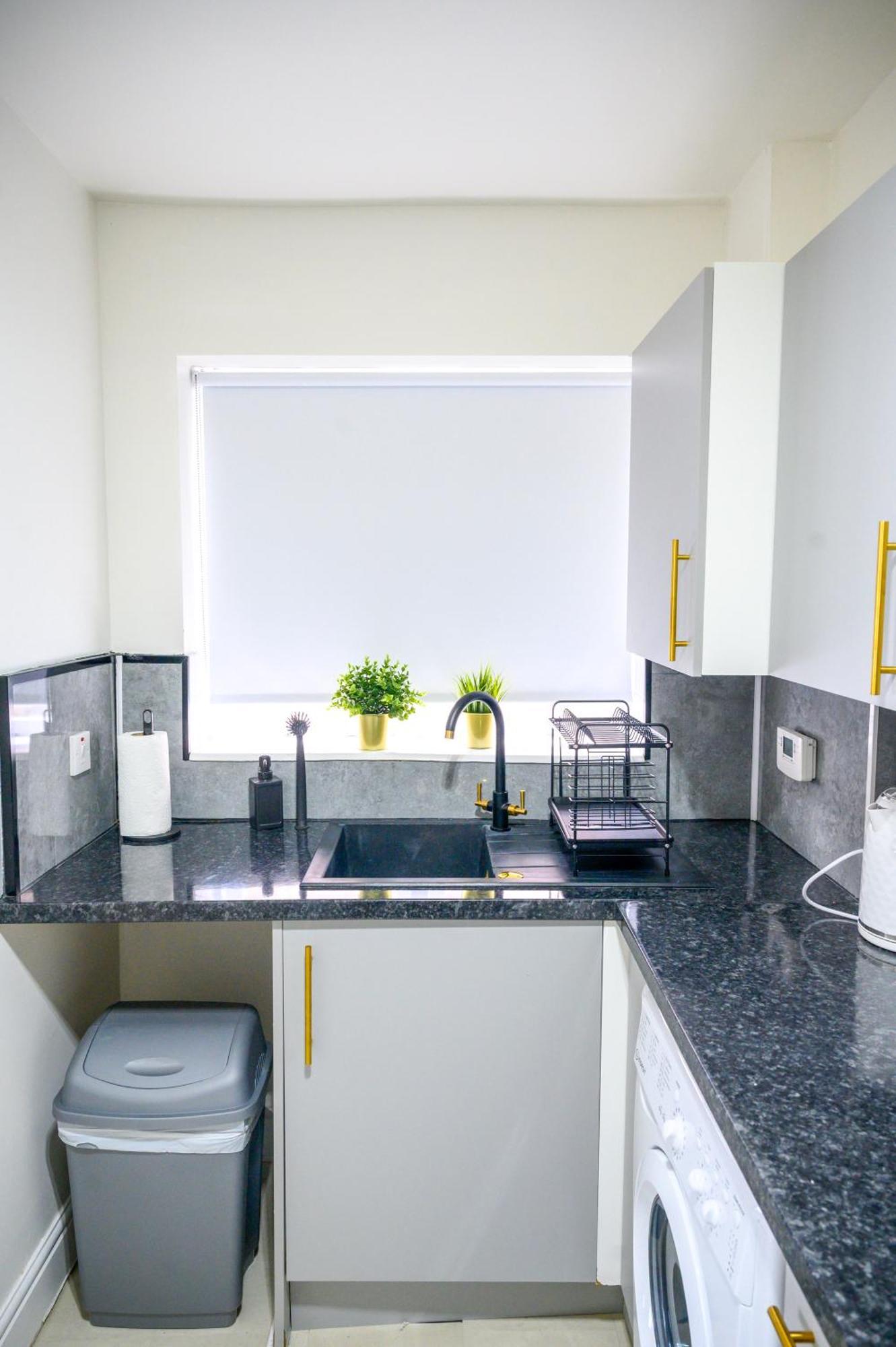 2 Bedroom 2 Bath Ensuite With Gated Parking Apartment *