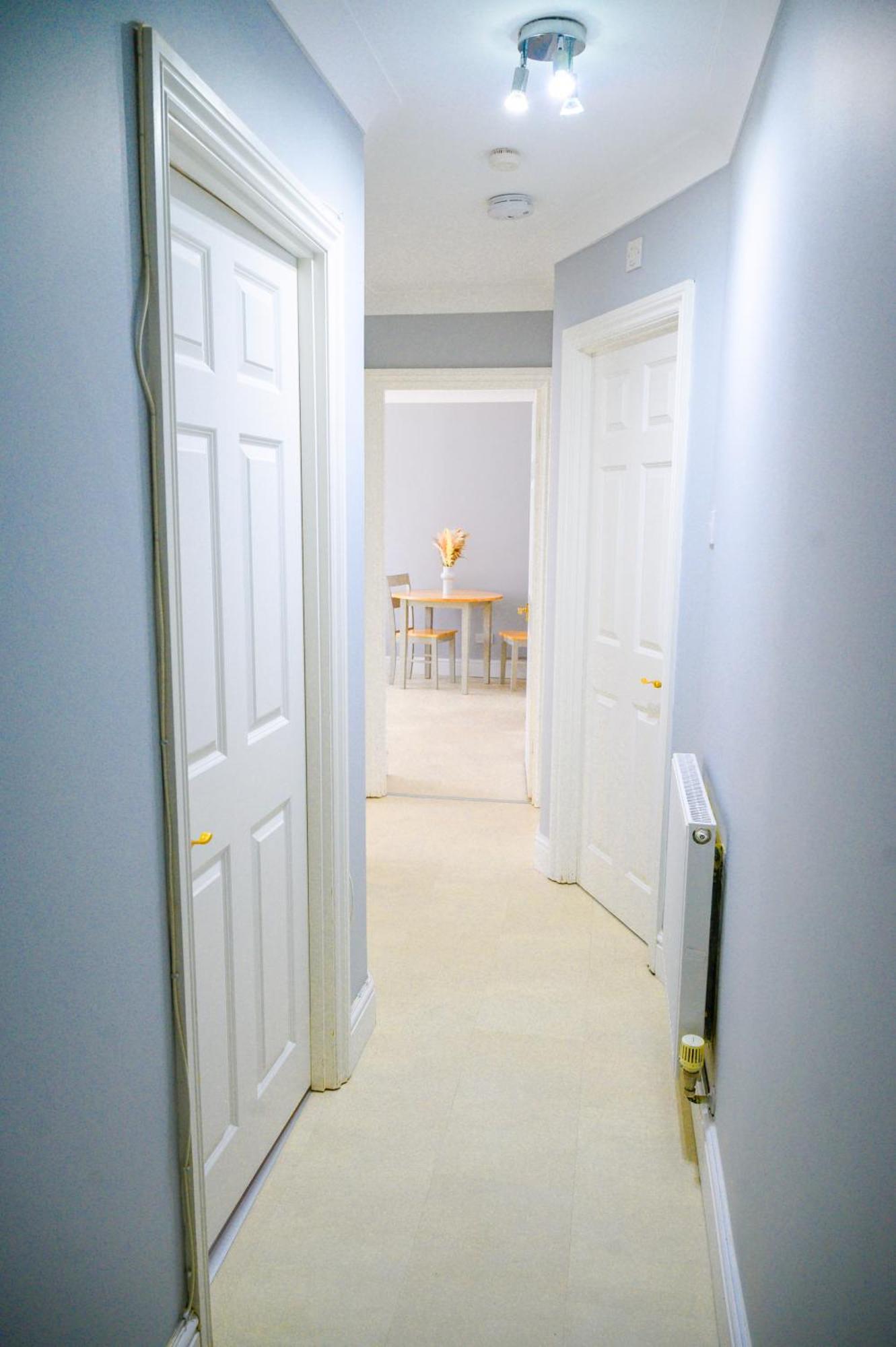 2 Bedroom 2 Bath Ensuite With Gated Parking Apartment *